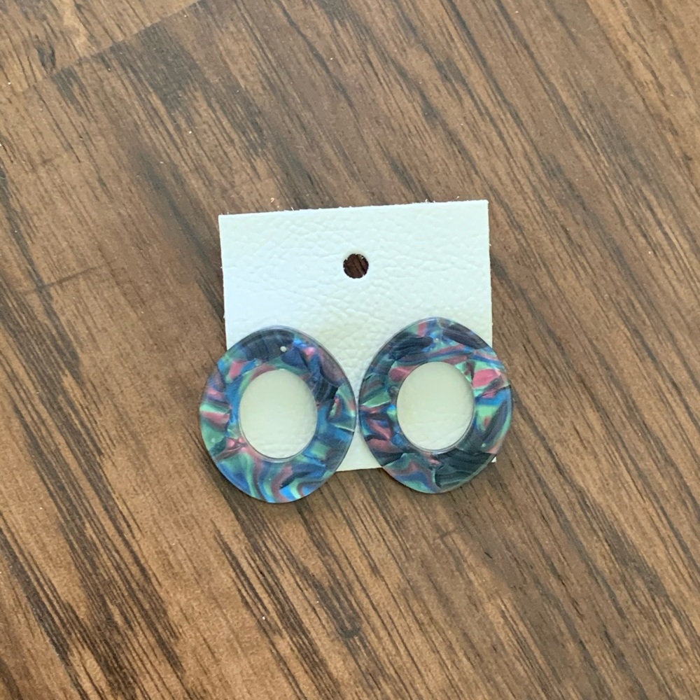 Free people front face resin earring